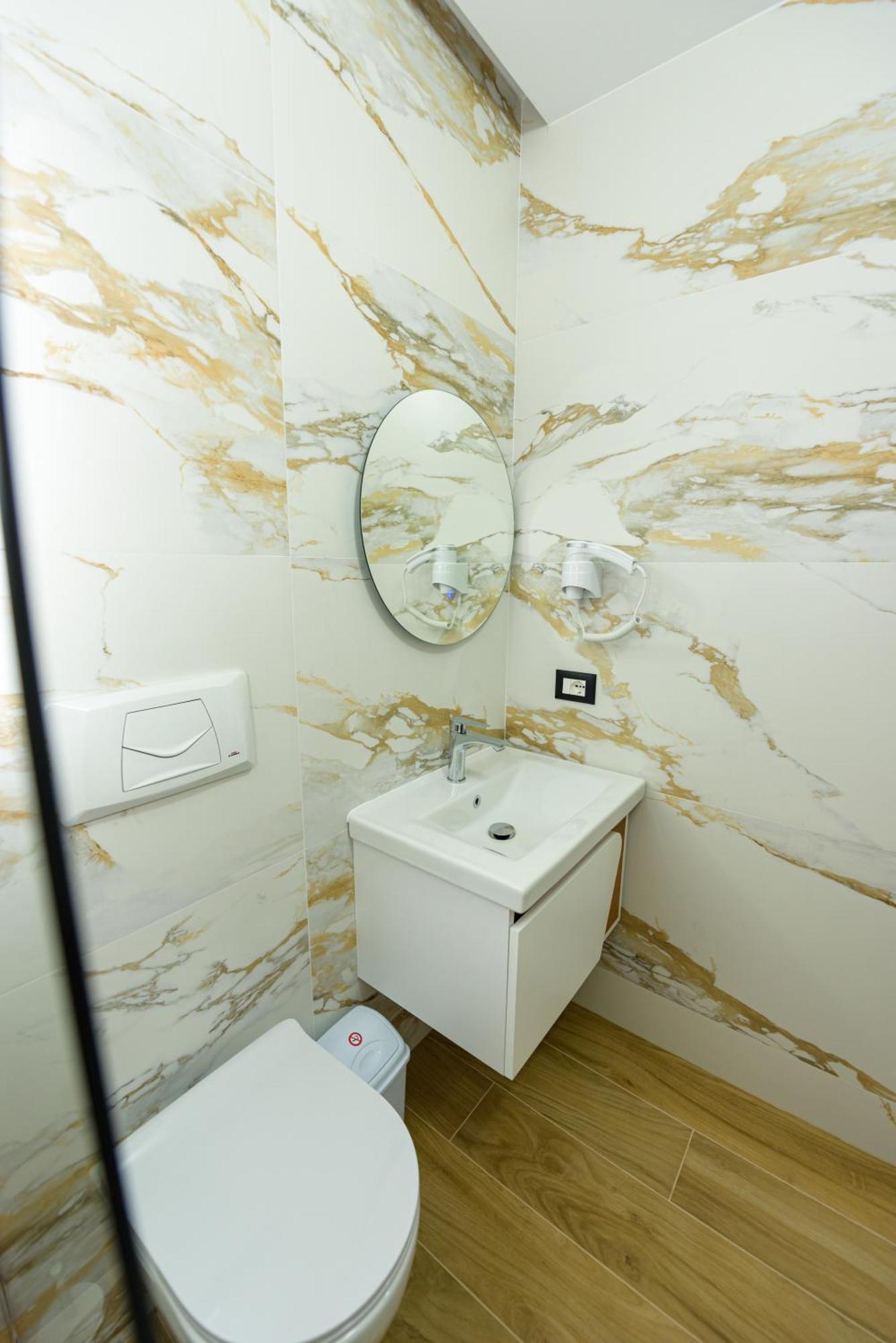 Kevin'S Aparthotel Wlora Zewnętrze zdjęcie