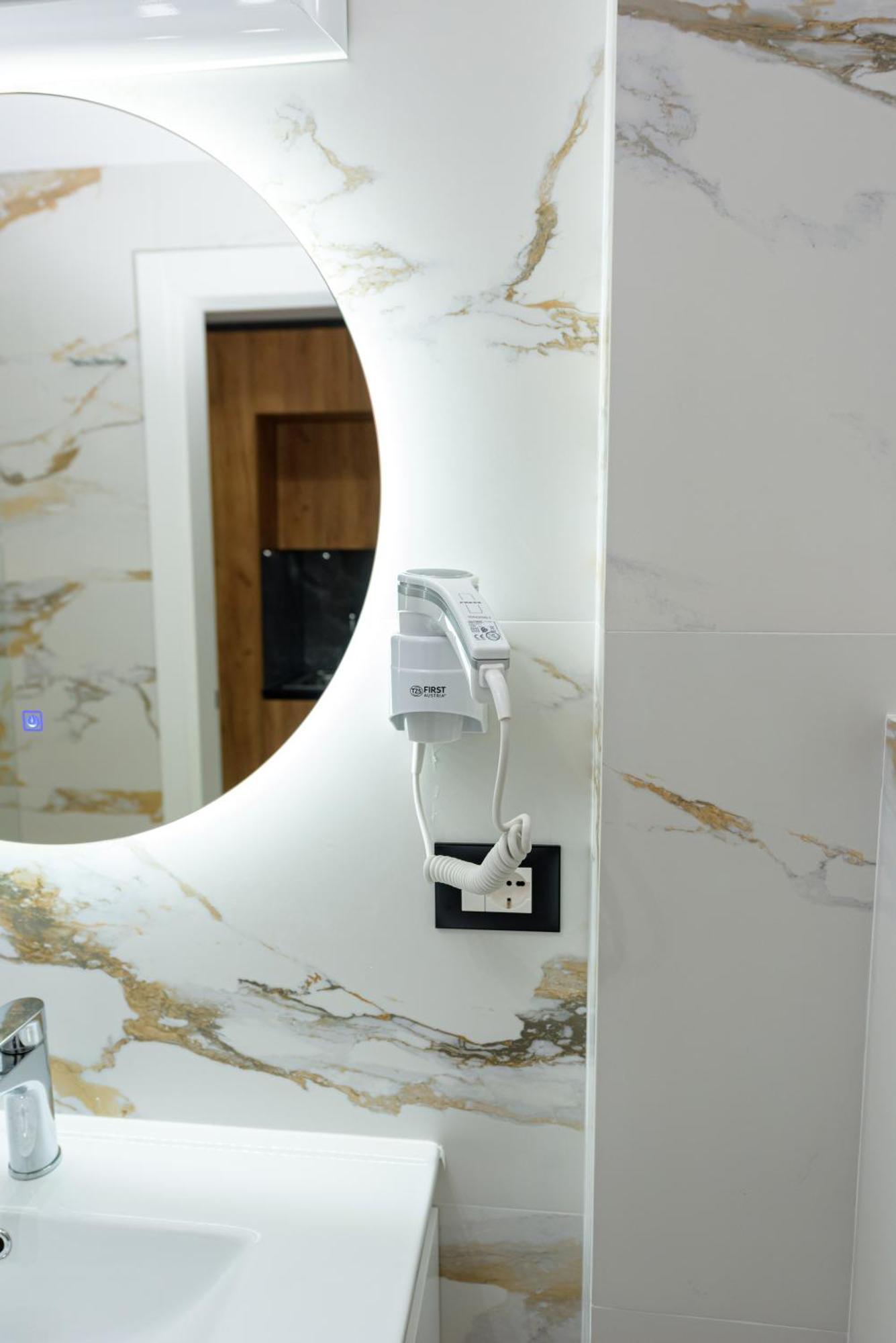 Kevin'S Aparthotel Wlora Zewnętrze zdjęcie